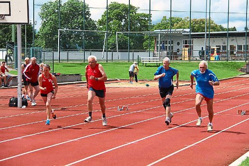 Sport ist keine Frage des Alters, wie hier die Senioren beim Lauf zeigen Rechts der Löffinger Dieter Rosewich.  Foto: Bächle Foto: Schwarzwälder-Bote