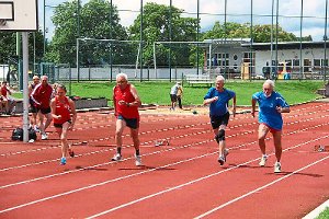 Sport ist keine Frage des Alters, wie hier die Senioren beim Lauf zeigen Rechts der Löffinger Dieter Rosewich.  Foto: Bächle Foto: Schwarzwälder-Bote