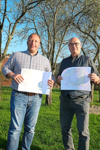 Uwe Bauer (links) und Friedrich Scholte-Reh haben sich vor Obstbäumen aufgestellt und halten Pläne in den Händen, nach denen die Projekt-Gärten gestaltet werden sollen.  Foto: Hauser Foto: Schwarzwälder Bote