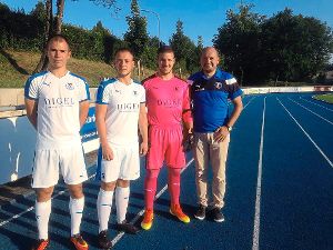 Martin Andelic, Florian Nebert und Serdar Yildiz (von links) mit Fußball-Abteilungsleiter Uli Hamann Foto: Kunert Foto: Schwarzwälder-Bote