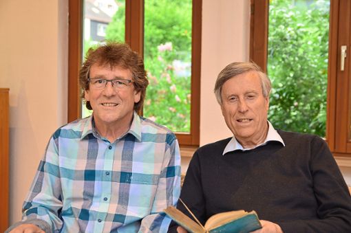 Wolfgang Tuffentsammer (links) und Günther Bentele lesen aus einer Originalausgabe.  Foto: Fritsche Foto: Schwarzwälder Bote