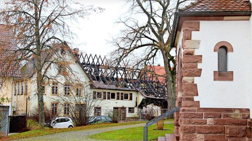 Das Gebäude der einstigen Schreinerei Wackenhut wurde  in der Silvesternacht ein Raub der Flammen. Foto: Doris Sannert