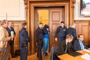 Der Prozess gegen Drazen D. (Bildmitte, mit Jacke verdeckt), wird am 4. April fortgesetzt. Foto: Graner