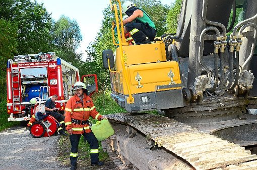 Mit dem Ablassen von Diesel aus einem abgestellten Bagger verhinderte die Feuerwehr einen Umweltschaden.  Foto: Zink Foto: Schwarzwälder-Bote