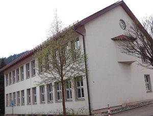 Der Umbau der früheren Grundschule verzögert sich, da nochmals mit den Vereinen gesprochen werden muss.  Foto: Herzog Foto: Schwarzwälder Bote