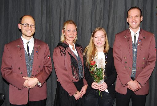 Das Musikvereins-Vorstandstrio Peter Hartmann, Daniela Preuß und Tobias Tochmann (von links)  hat Katharina Dreher (Zweite von rechts) geehrt. Foto: Born Foto: Schwarzwälder-Bote