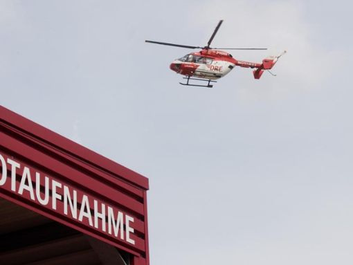 Der 22-jährige wurde schwer verletzt mit einem Hubschrauber in eine Klinik geflogen (Symbolfoto). Foto: Julian Stratenschulte/Archiv/dpa