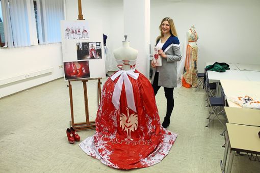 Olivia Spiller präsentiert stolz ihr selbstkreiertes Kleid in der Werkstat der Modefachschule Sigmaringen  Foto: Hahnel Foto: Schwarzwälder Bote