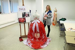 Olivia Spiller präsentiert stolz ihr selbstkreiertes Kleid in der Werkstat der Modefachschule Sigmaringen  Foto: Hahnel Foto: Schwarzwälder Bote
