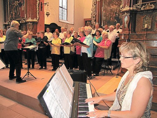Inessa Schwidder begleitete die hervorragend gesungenen Lieder der Chorgemeinschaft Haslach  gekonnt am Klavier. Foto: Wölfle Foto: Schwarzwälder-Bote