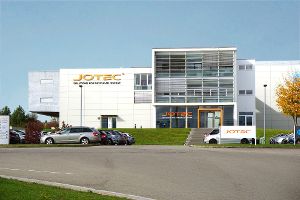 Die Hechinger Medizintechnik-Firma Jotec im Gewerbegebiet Lotzenäcker wurde von einem US-Unternehmen übernommen. Die Marke Jotec bleibt erhalten, der Hechinger Standort soll mittelfristig ausgebaut werden.  Foto: Stopper