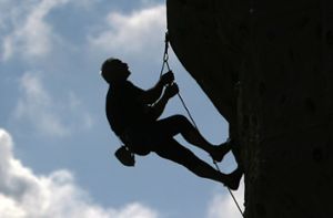 Der Kletterer aus Pforzheim stürzte plötzlich ins Seil. Seine Begleiter konnten nur noch den Tod des Mannes feststellen. (Symbolbid) Foto: dpa