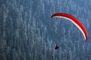 Im Allgäu ist ein Paraglider aus dem Rems-Murr-Kreis verunglückt. Foto: AP/Symbolbild