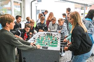 Die jungen Teilnehmer des Tischkicker-Turniers gaben alles, um den Sieg iür ihr Zweierteam zu erringen.  Foto: Geisel Foto: Schwarzwälder-Bote