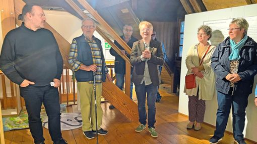 Andreas Morgenstern (Mitte) dankt Frank Schrader (links) und  Michael Buzzi sowie den Leihgebern, die die Trautwein-Ausstellung möglich gemacht haben. Foto: Benner
