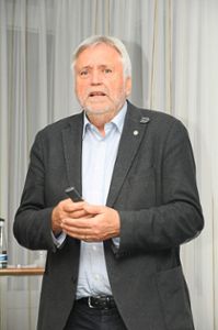 Martin Elsäßer stellt Versuchsergebnisse zur Anpassung im Grünland vor. Foto: Ziechaus Foto: Schwarzwälder Bote