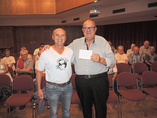 Joaquim Ferreira de Castro (rechts) wird die Spende vom Kolping Wolfach in Brasilien verwalten, die Martin Herrmann   überreicht. Foto: Jehle Foto: Schwarzwälder Bote