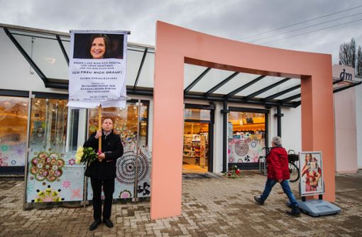 Ein Mann bringt mit einem Schild seinen Unmut über die aktuelle Politik vor dem Drogeriemarkt in Kandel (Rheinland-Pfalz) zum Ausdruck. In dem Laden wurde am Mittwoch ein junges Mädchen von ihrem afghanischen Ex-Freund erstochen. Foto: dpa