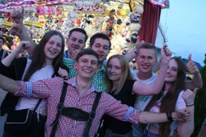 Das Balinger Volksfest lockte schon am Eröffnungsabend zahlreiche Besucher. Foto: Bartler-Team