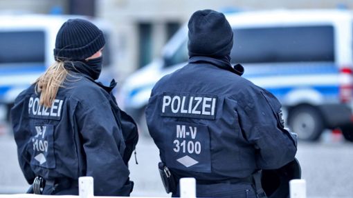 Mehrere hundert Schusswaffen fand die Polizei bei einer Razzia in Baden-Württemberg. (Symbolbild) Foto: IMAGO//Maximilian Koch