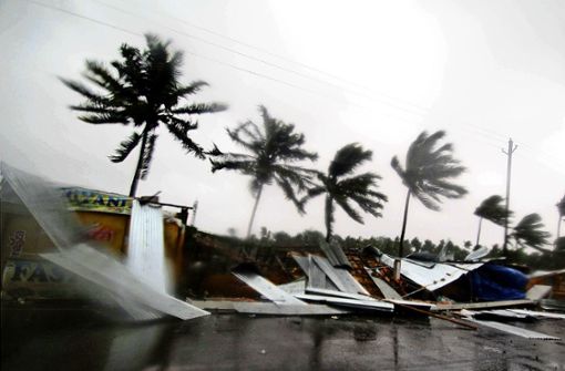 Geschäfte am Straßenrand sind teilweise zerstört, während der Zyklon „Fani“ tobt. Mit Windgeschwindigkeiten von bis zu 195 Stundenkilometern erreichte der tropische Wirbelsturm „Fani“ am Freitagmorgen (Ortszeit) die Gegend um die Küstenstadt Puri. Foto: dpa