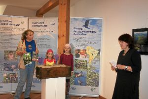 Zwei Glückskinder, Lucie und Finja,  zogen die Preise.   Angelika Hofer (links) und Mechthild Großmann schauten zu.  Foto: Bächle Foto: Schwarzwälder-Bote