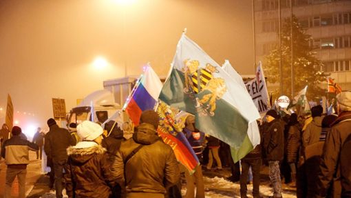 Rechtsextreme mit Russlandflagge in Chemnitz: Die Nähe zu autoritären Persönlichkeiten wie Wladimir Putin prägt große Teile des Milieus. Foto: imago/Härtel Press