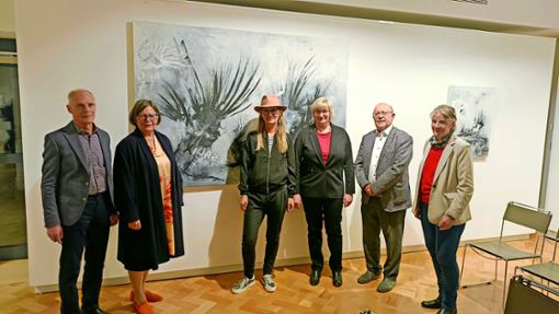 Die Ausstellung wurde eröffnet mit  (von rechts): Beatrix Beck, Bernhard Rüth, Susanne Ramm-Weber, Beate Axmann, Ursula Erdmann und Hubert Nagel. Foto: Fehrenbacher