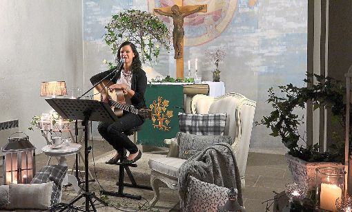 Steffi Neumann trat in der als Wohnzimmer eingerichteten Kirche auf. Foto: Kirchengemeinde Foto: Schwarzwälder-Bote