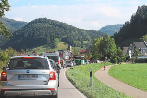 Staus bilden sich derzeit am Ortseingang Mühlenbach, wegen der Sanierung der Durchfahrt.  Foto: Störr Foto: Schwarzwälder Bote