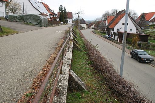 Der  Gemeinderat hat den Auftrag für die Sanierung der Bergstraße samt der Stützmauer in Täbingen vergeben. Archiv-Foto: Hertle Foto: Schwarzwälder Bote