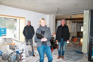 Helmut Vollmer (links), Regina Münzer und Heinz Winkler informierten über den Baufortschritt. Foto: Störr