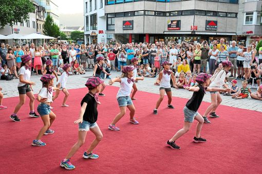 Zu der entspannten Einkaufsatmosphäre tragen auch Tanzvorführungen und andere Aktionen bei Fotos: Fritsch Foto: Schwarzwälder Bote