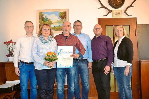 Der VfL-Vorstand gratuliert  Hildegard Kipp (Zweite von links) und  Manfred Kaufmann (Dritter von links).  Foto: Heinzelmann Foto: Schwarzwälder-Bote