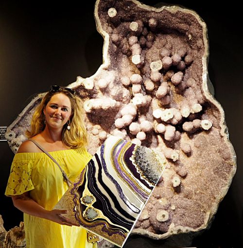 Die Arbeiten von Stephanie Walberer und die Kristalle gehen eine wunderbare Symbiose ein.  Foto: Kinzel Foto: Schwarzwälder Bote