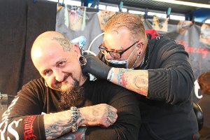 Tattoos konnte man sich  bei der Tattoo- und Piercing-Convention INK Style VS an Ort und Stelle stechen lassen.  Foto: Heinig