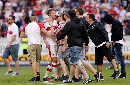 Bei VfB-Heimspielen kann es, hier wie rund um den Abstieg im vergangenen Jahr, auch mal zu tumultartigen Szenen kommen. Foto: Pressefoto Baumann