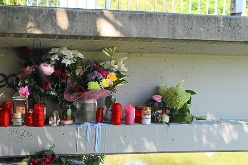 Unter der Fußgängerbrücke haben Trauernde Kerzen, Blumen und Fotos gestellt.  Foto: Steinmetz
