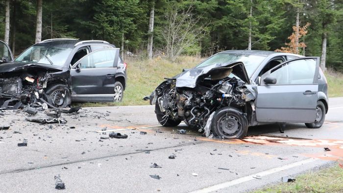 Unfall: Zwei Autos krachen frontal zusammen