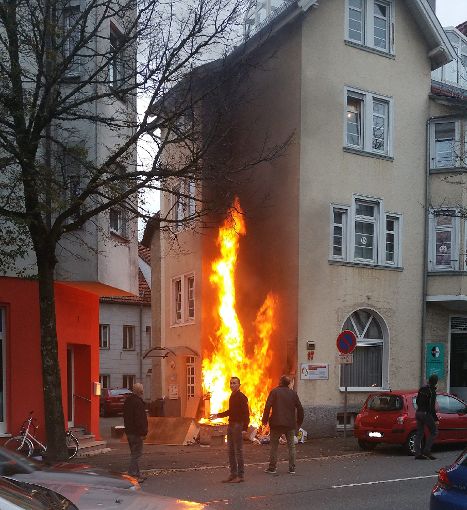 Meterhoch schlugen die Flammen an dem Gebäude in der Sonnenstraße.  Foto: Wolfgang Töpfer