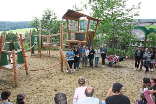 Das Team des Kindergartens sowie Eltern und Kinder freuen sich über das neue Außenspielgerät. Foto: Hübner Foto: Schwarzwälder Bote