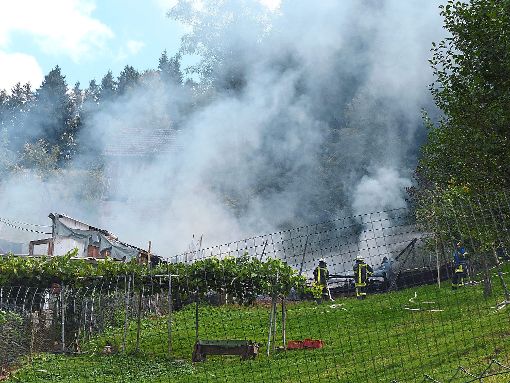 In Schramberg ist ein Holzschuppen aus bislang ungeklärten Gründen in Flammen aufgegangen Foto: Röseler