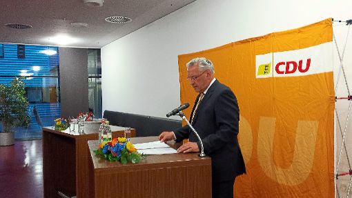Der bayerische Innenminister Joachim Herrmann spricht in der Mensa von Ceratizit in Empfingen zum Thema Innere Sicherheit.  Foto: Begemann