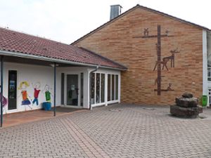 Die Grundschulen in Unterhaugstett (linkes Bild) und Möttlingen werden saniert. Fotos: Krokauer Foto: Schwarzwälder Bote