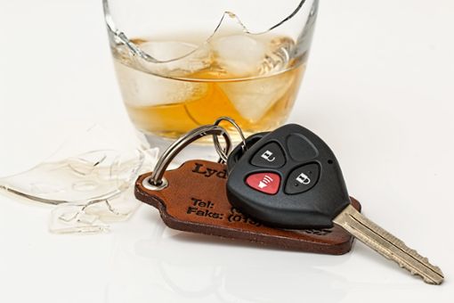Ein Alkoholtest ergab bei dem Unfallfahrer einen Wert von knapp zwei Promille.  Foto: © pixabay / stevepb
