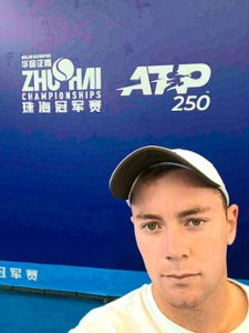 Dominik Koepfer ist in Zhuhai angekommen. Erstmals bestreitet der Furtwanger ATP-Turniere in  Asien. Foto: Koepfer