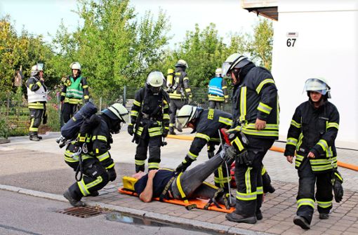 Der schwerverletzte Arbeiter wurde aus dem Gefahrenbereich gebracht und im Anschluss von den Feuerwehrleuten medizinisch erstversorgt. Foto: Fahrland