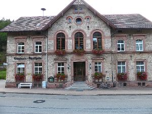 Im ehemaligen Schul- und Rathaus wurde die frühere Zahnarztpraxis als Wohnung für die Flüchtlinge umgebaut.  Foto: Schmid