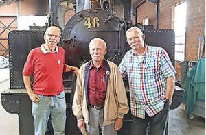 Klaus Ohnmacht (von links), Otto Krämer und Werner Friedemann  vor einer Orginal-Lok des „Entenköpfers“ Foto: Stadt Lahr