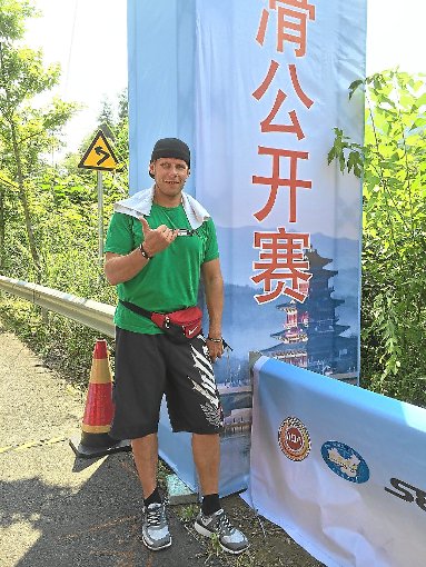 Alles locker: Scharfe Kurven lockten Inline-Downhiller Tobias Wöhrle zum  Weltcup nach China. Foto: Vichra Foto: Schwarzwälder-Bote